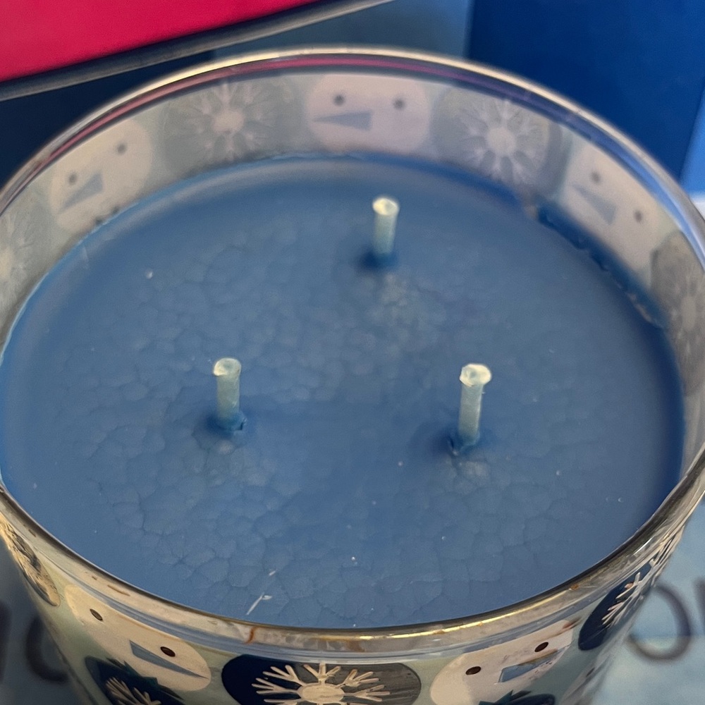 B&BW “Fresh Sparkling Snow” 3-Wick Candle - Picture 4 of 5
